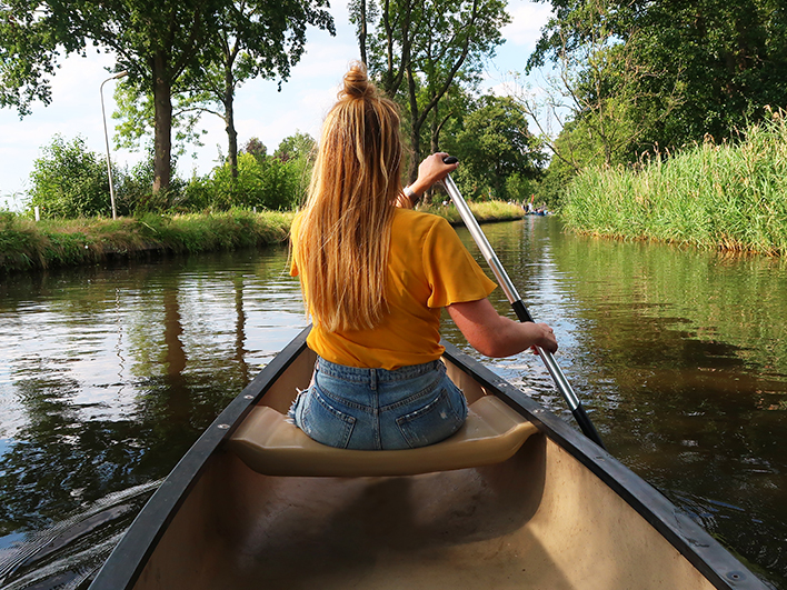 Kano door de Giethoornse grachten