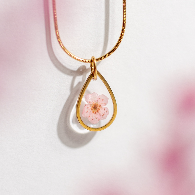 Veerkracht hanger en ketting roze